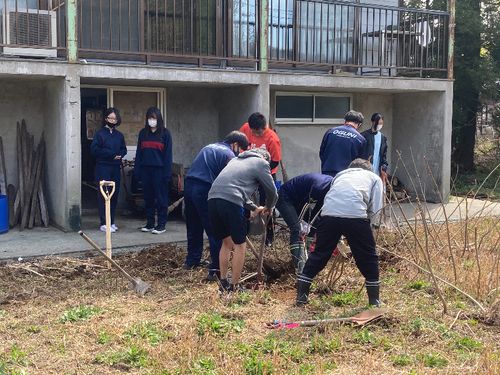 シェアハウスの畑をみんなで耕しました
