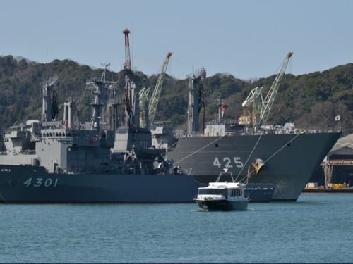 まちなかから見える海上自衛隊の艦船。
