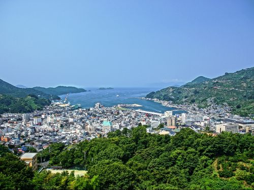 八幡浜市の市街地はコンパクトで、生活機能が徒歩圏内に集約しています