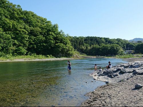 まちなかを流れる荒川の清流。春は祭り、夏は花火が行われます。