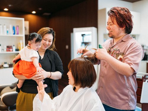自然と温かい人たちに囲まれて、街ぐるみで子育てをしています。（パンフレット「絵になる南島原暮らし」より）