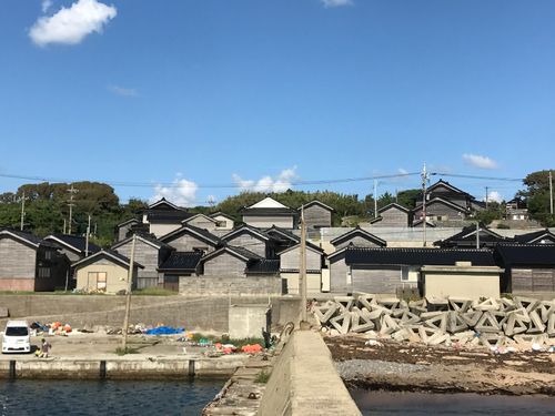外海に面して窓がない独特の街並み。