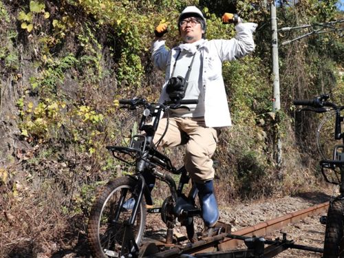 東吾妻町地域おこし協力隊の小川貴司隊員！廃線跡で自転車型トロッコ♪