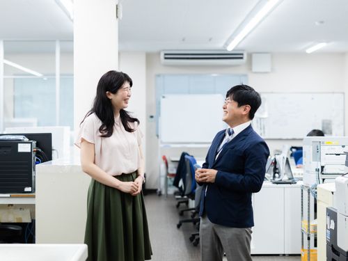 一緒に働く音成さんと、眞子さん