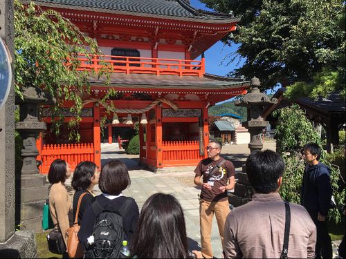 大円寺を訪れる様子