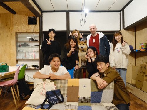 シェアハウスでパーティーも。柴犬の大吉さんがGLAMPiCの社長になってます！
