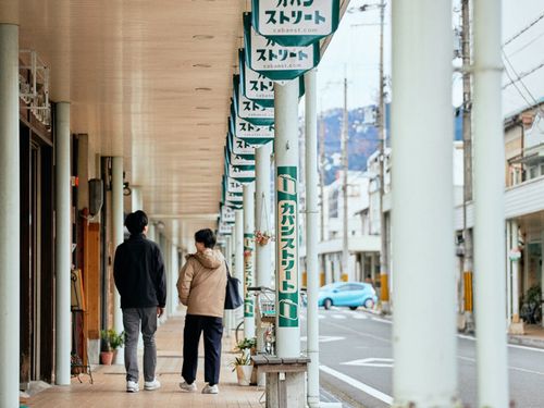 鞄トレセンは、鞄屋や鞄修理・クリーニング店などが並ぶ「カバンストリート」の先にあります