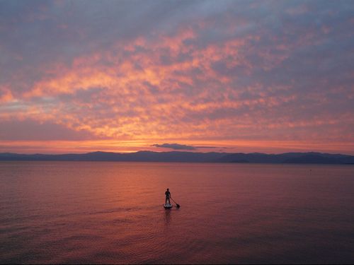 スタンドアップパドルをしながら眺める夕日