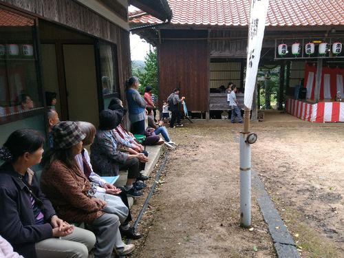 例年なら、こうして地域のみんなが神楽（右が舞殿）を楽しみます