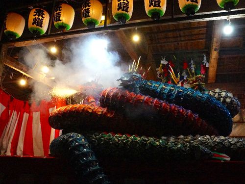 煙や花火の演出で迫力ある「八岐大蛇」