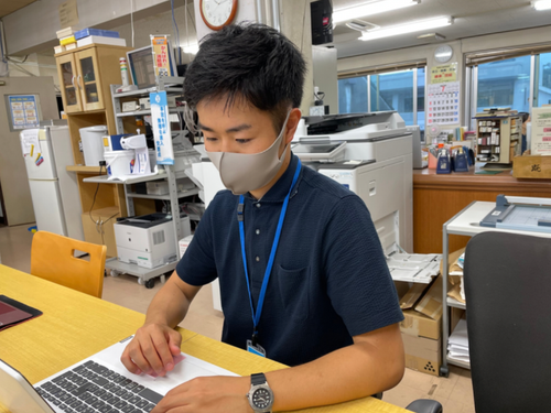 官の仕事に取り組む半官半X職員