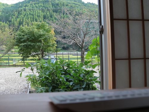 目の前に家庭菜園、星野川、田んぼ、山と田園風景が広がっています