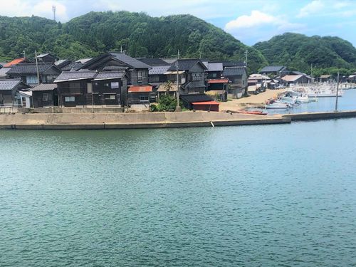 焼板の家と漁港