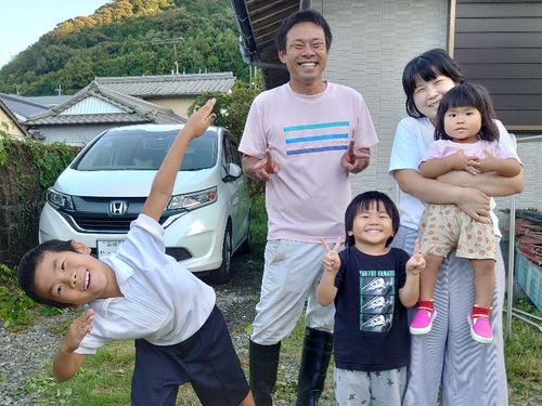澳さんと３人の子供たち。港近くの一軒家で仲良く暮らしています。