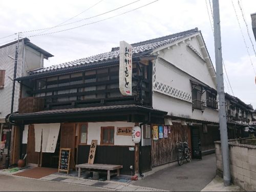 岡本旅館：久世駅前商店街に鎮座しています。