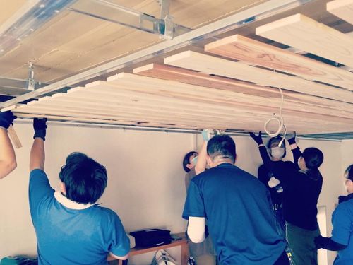 観光案内所を自分たちでリフォーム（天井を剥がして、板を取付中）
