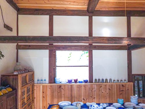 空き家問題に触れてもらうため、古三堂の納屋の壁を綺麗にするDIYワークショップを地元の子供向けに行った