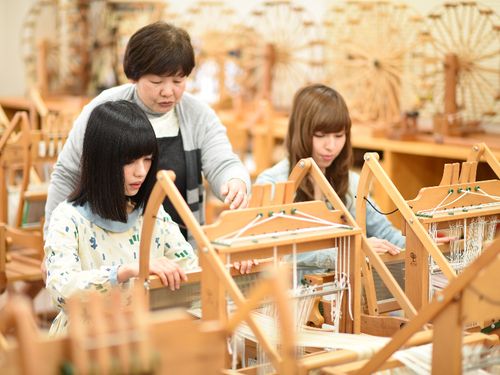 真岡木綿の歴史を伝える「真岡木綿会館」では機織りの体験もできます