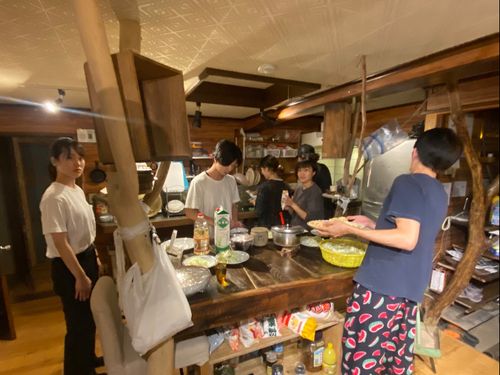 シェアハウスでの夕食タイム