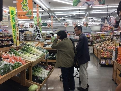 買い物場所見学2/　新鮮なお野菜を安価でお求めいただけます