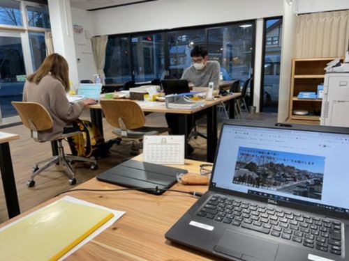 オフィスでの作業風景