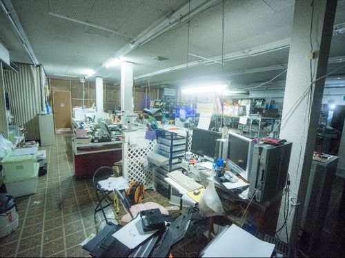建物の中は当時の商売道具とか商品がそのまま残ったまま時間が経過しています。ここ、大家さん一人じゃ片付けられないでしょ！一緒にワイワイ片付けよ♪