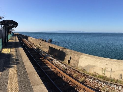 ホームから望む大村湾（千綿駅）