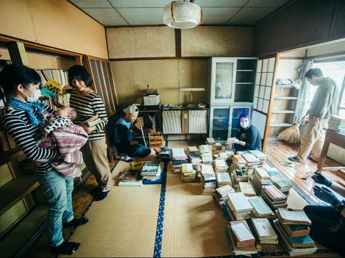 「一緒に空き家、片付けない？！」で集まった仲間たちとの片付け風景。たつみが運営する古旅館のシェアハウス坂勘もこうやって再生が始まりました