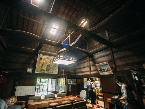 空き家の内覧風景。大きな古民家も小さな別荘も、様々な空き家の情報が空き家バンクには集まります。手放す人の想いを汲み、新たな人に手渡します