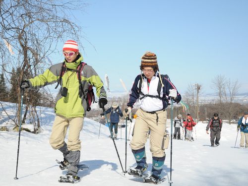 市民に大人気！スノーシューで雪山トレッキング