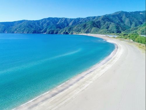 透明度抜群。快水浴場百選に選ばれた興津の浜！