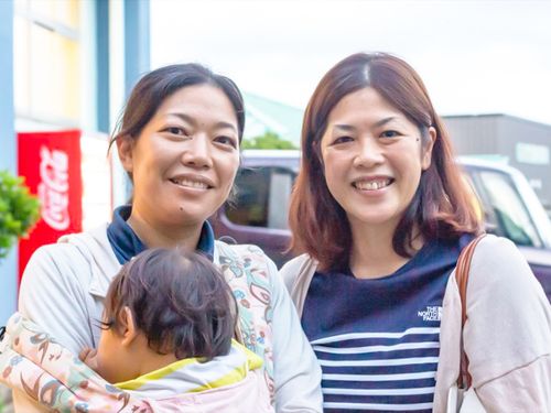 わらんちゃスポーツクラブにお子さんを通わせている、山下さん（左）と川添さん（右）。