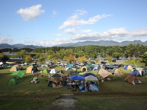 湖畔周辺にある「オートキャンプ場」