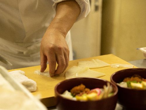近隣市町村の海産物を仕入れて海鮮丼をメニュー化（季節限定）
