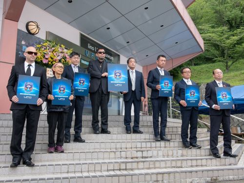 UFO研究所の開所式では月間ムー編集長の三上氏（左から4番目）も駆けつけた。
