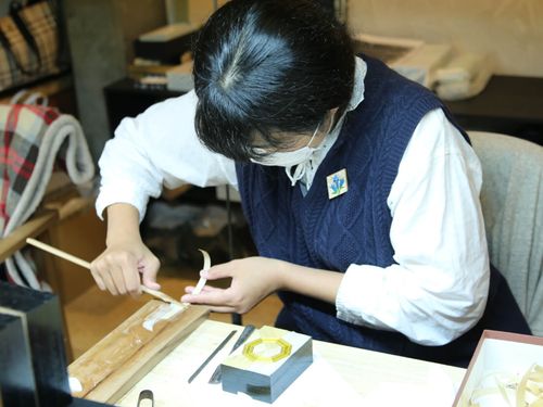 田口さん日々修行中！麦わらを貼るノリにはお米を使用しています（豊岡市継業バンクより転載）