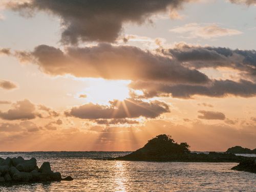 目の前が海なので、波の音が聴こえます。朝、太陽が水平線から昇る様子を臨むとそれだけで１日気持ちよく過ごせますよ！
