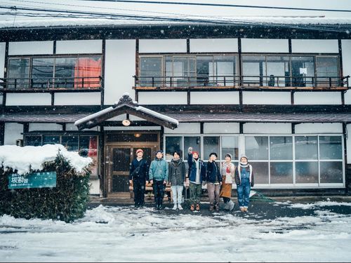 雪の中の坂勘