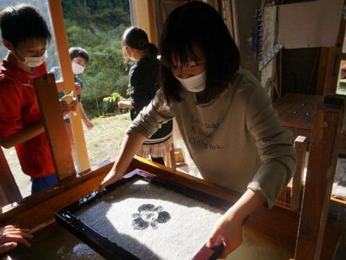 この町で育てた楮で卒業証書の紙漉き