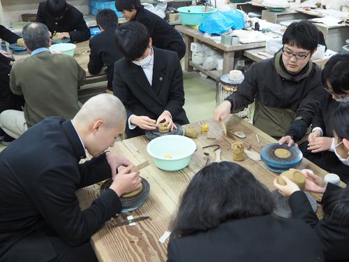 ＜陶芸部＞出石は伝統工芸「出石焼」のあるまち。焼窯も学校にあります。