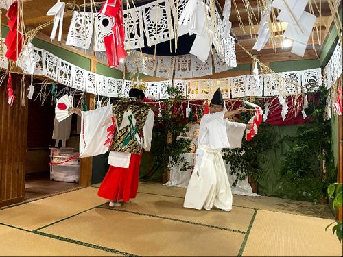 高千穂に暮らす住民として地域の夜神楽などの伝統芸能に参加