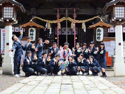 かえる舎 < かえる組一期生と活動後の集合写真 >
