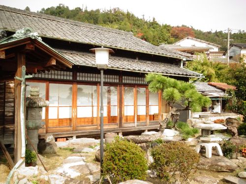 系列店の古民家ゲストハウス（築１００年以上）です。