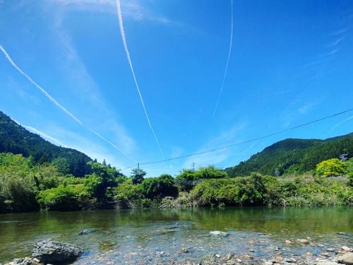 あい川と空