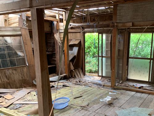 屋根が飛んでしまった空き家