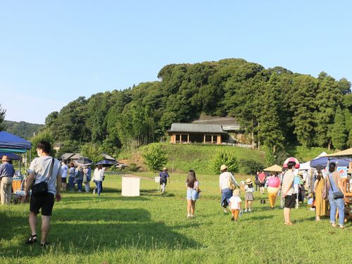 移住した有機農家が中心となって開催しているファーマーズマーケット「ひゃくすた（百姓ニュースタンダードの略）」の様子