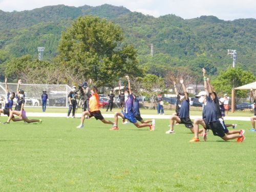 夏・冬ごとに整備する天然芝