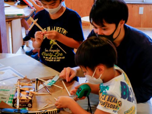 建築士の上川さん。細かなものから大きな制作物まで、発明ラボのものづくり大黒柱。