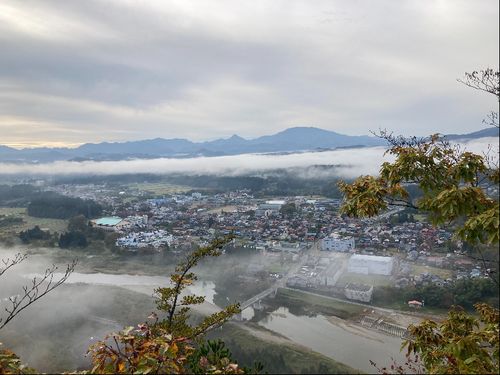 麒麟山山頂から雲海が晴れた後に見えた高校
