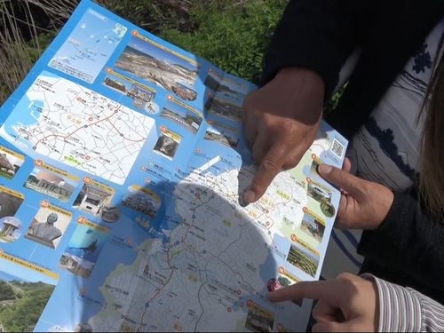 地図を見ながら、場所の説明中